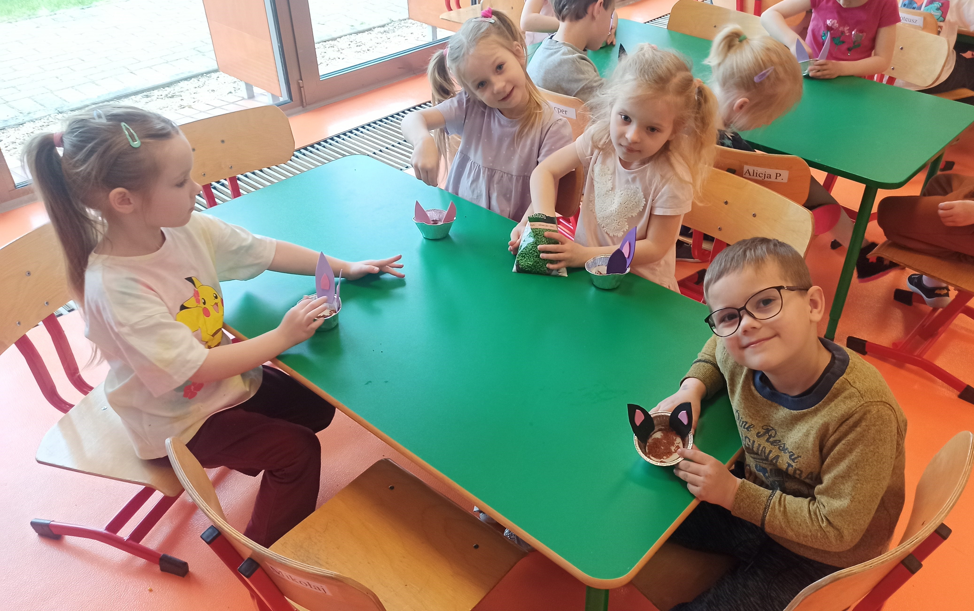  Dzieci przy stolikach