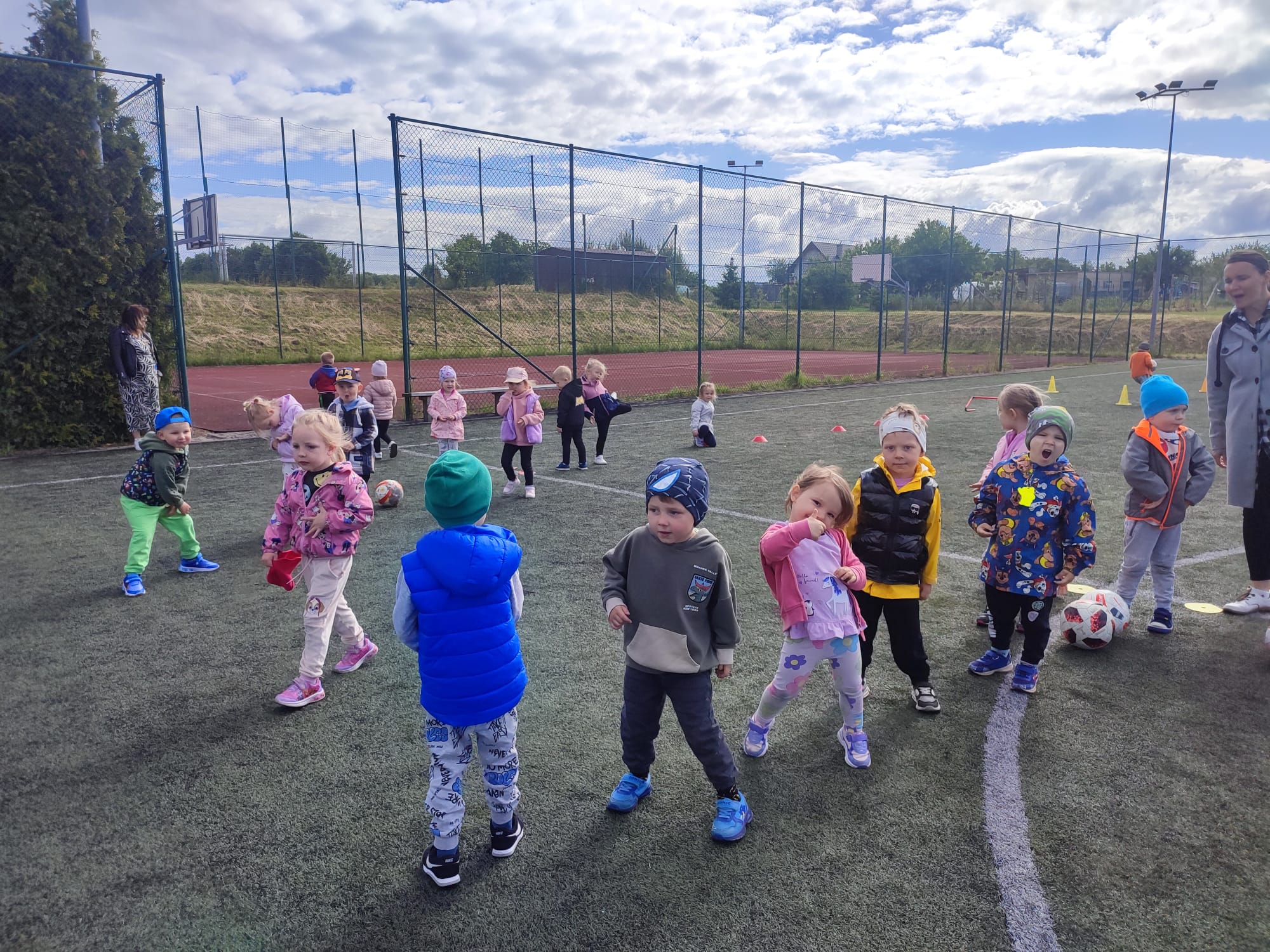  Dzieci przy ogrodzeniu z...