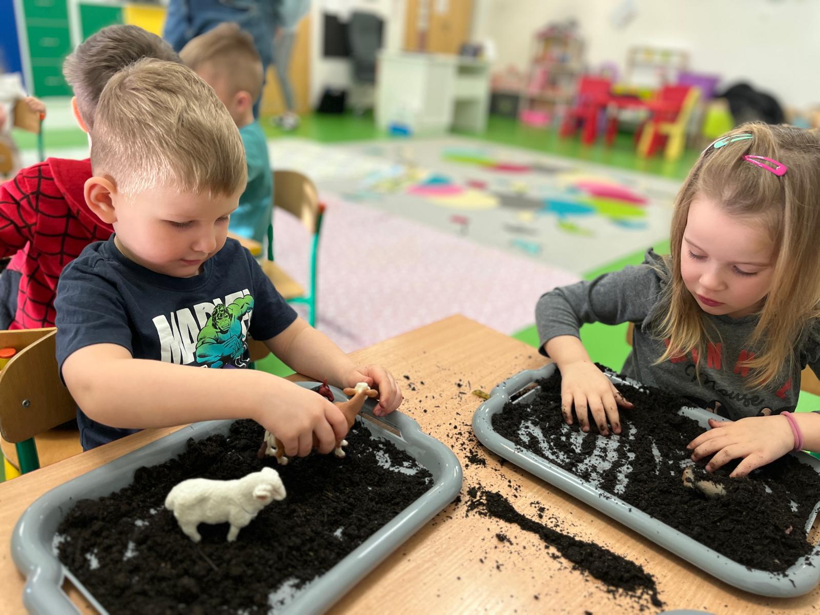  Dzieci bawią się masą