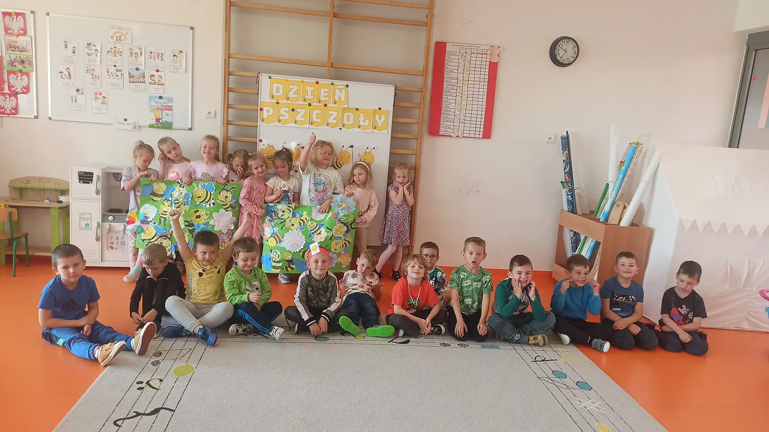  dzieci siedzą na podłodze