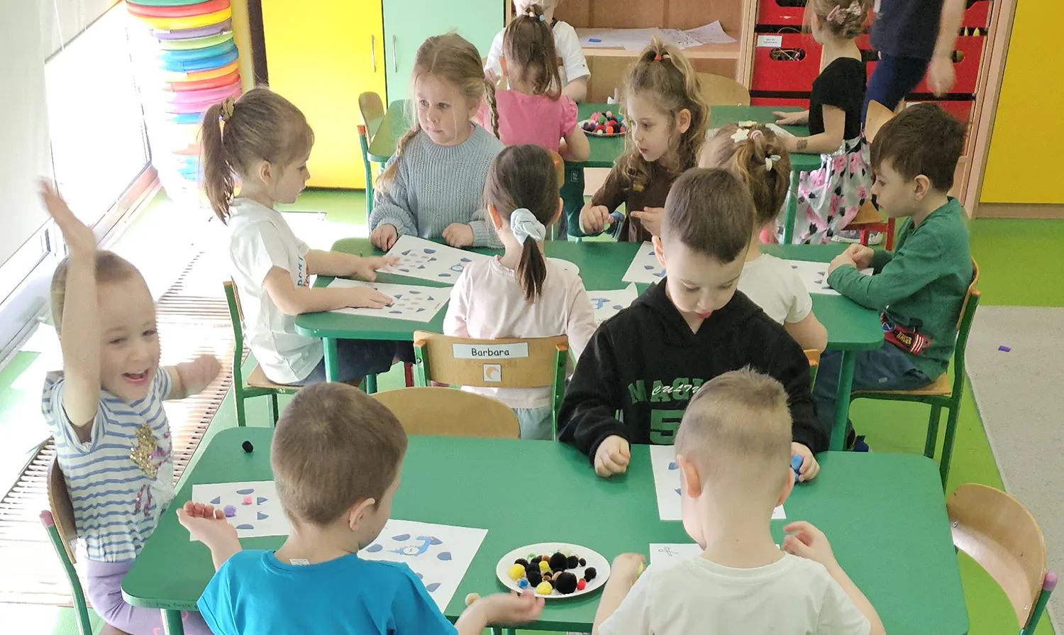  Dzieci przy stolikach