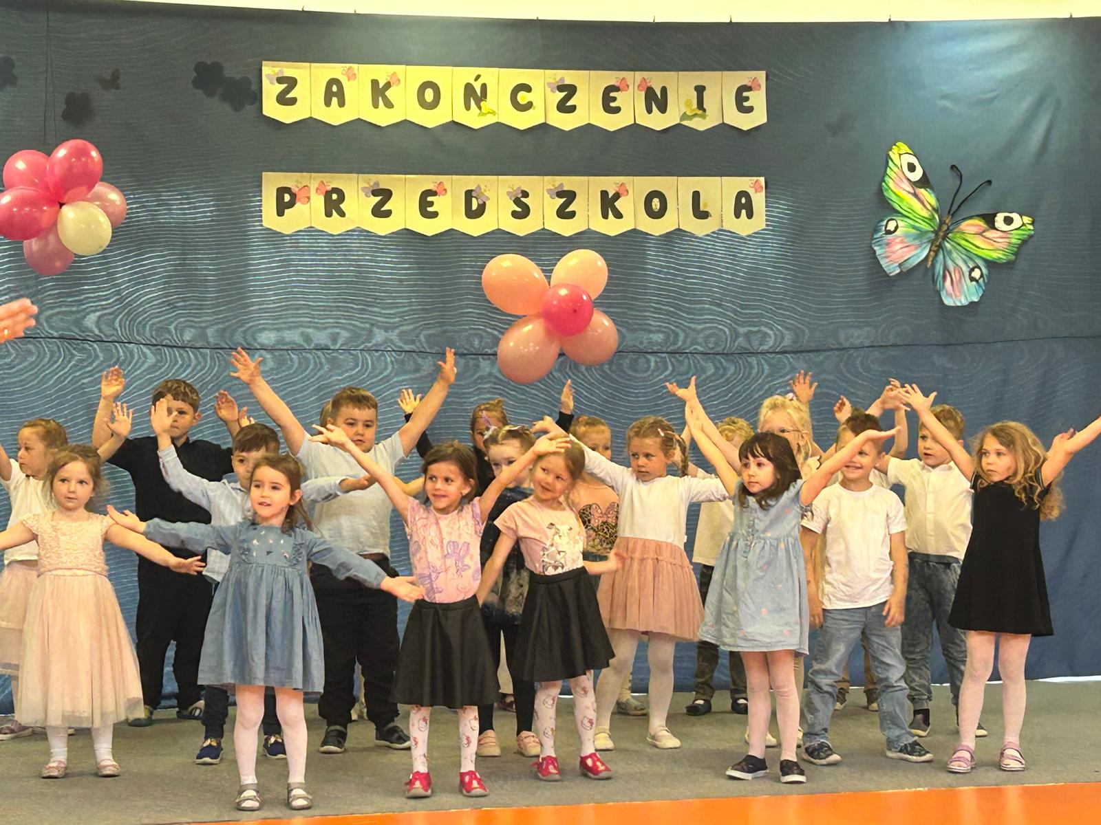  Dzieci z rękoma w górze