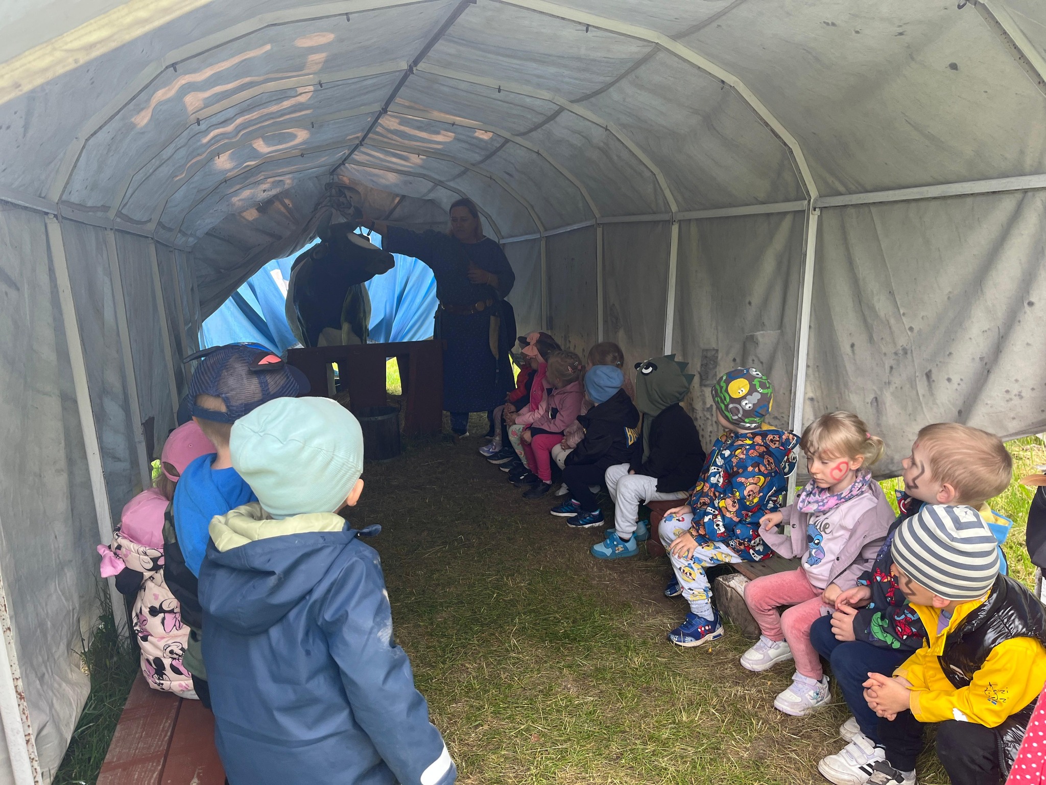  Dzieci siedzą w namiocie