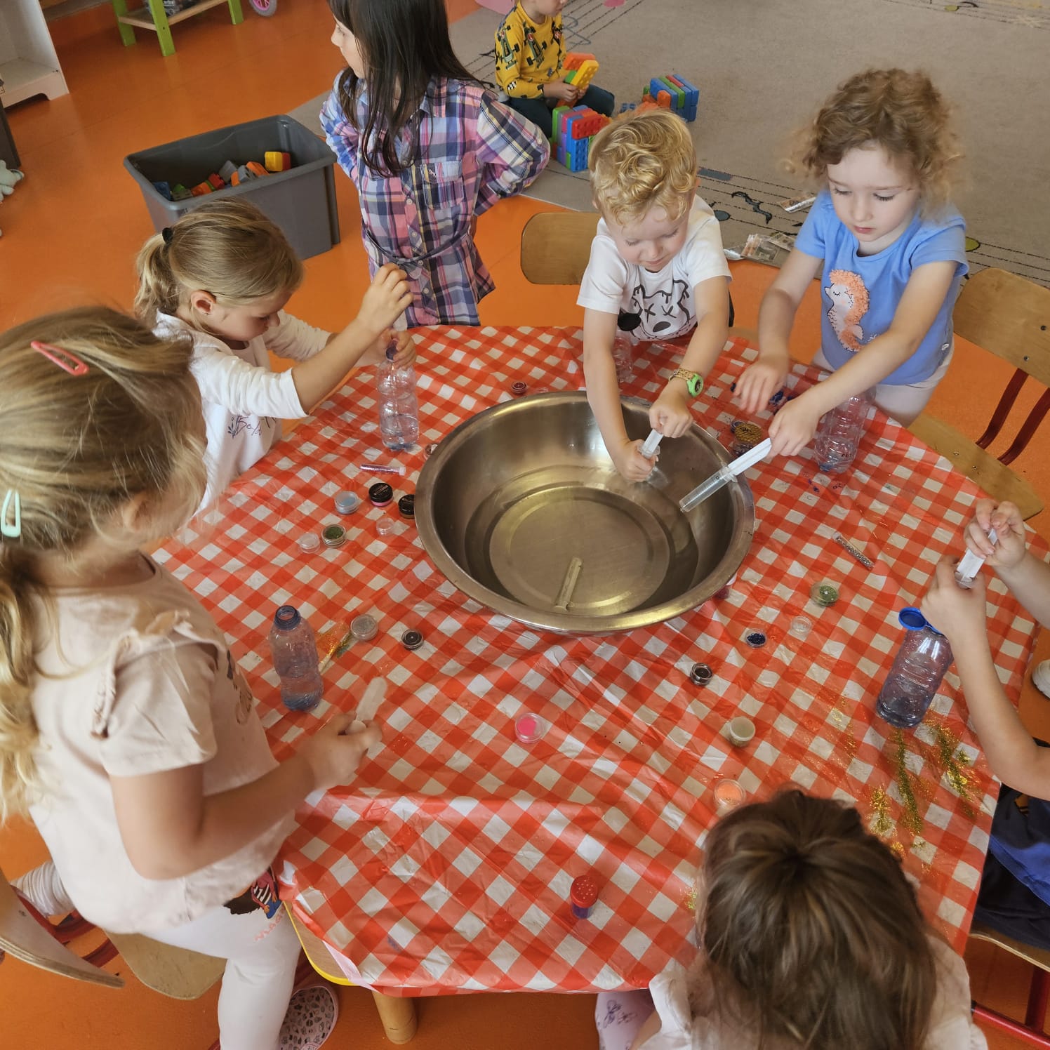  Dzieci siedzą przy stole