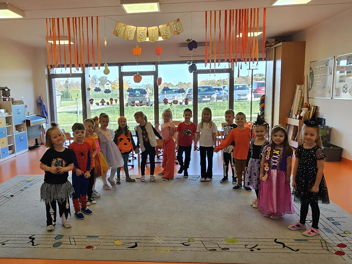  Dzieci stoją na podłodze