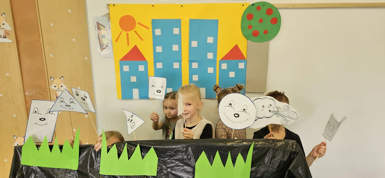  Dzieci grają przedstawien...