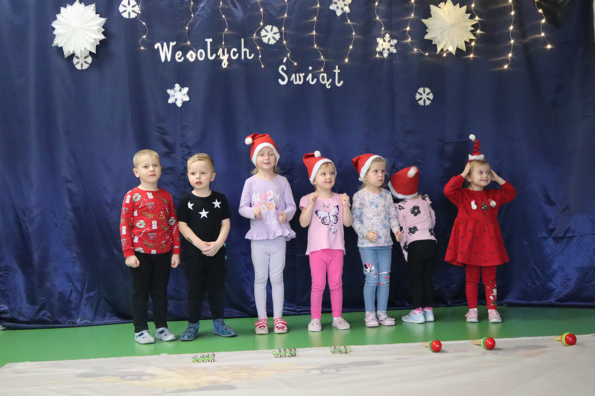  dzieci ustawione w rzędzi...