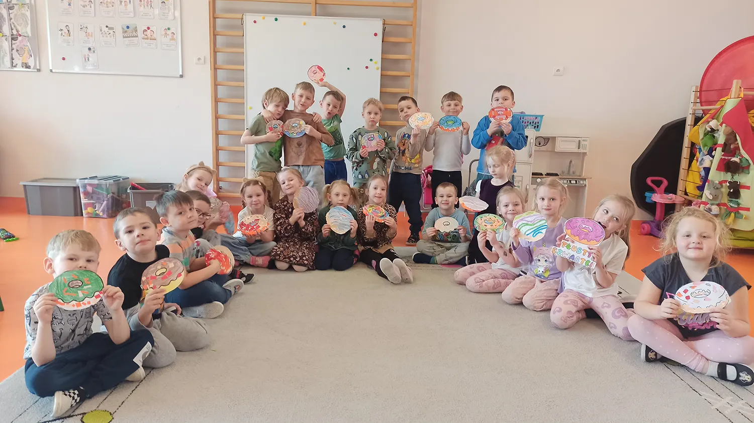  Dzieci z rysunkiem paczka