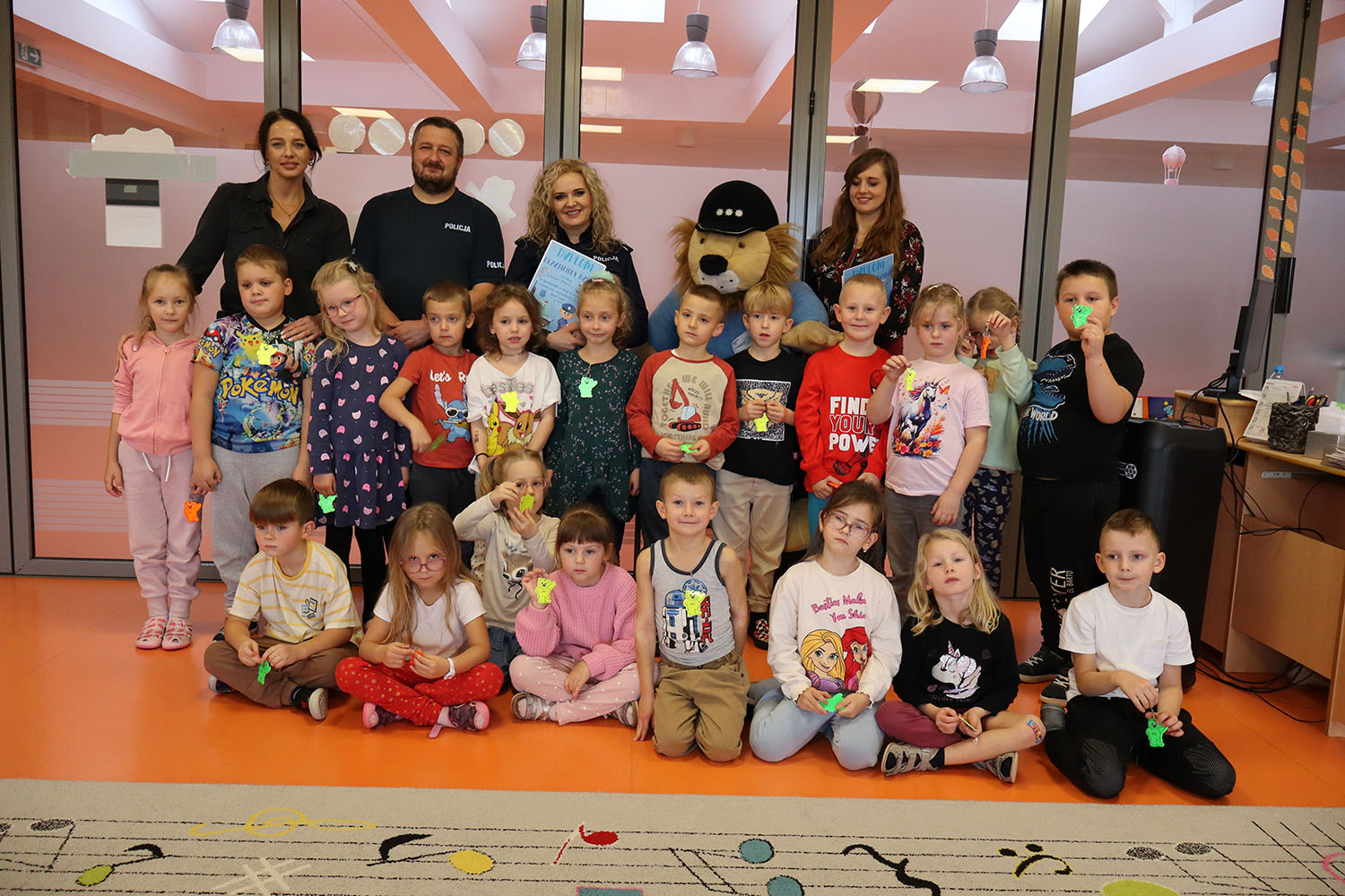  Dzieci opiekunka i policj...