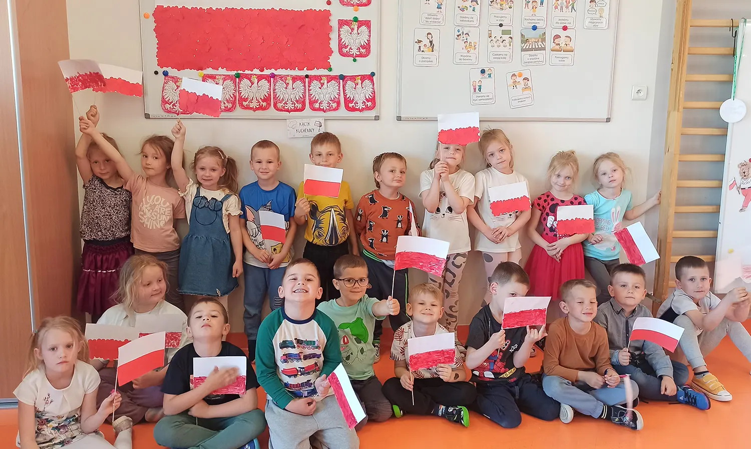  Dzieci z flagami polski
